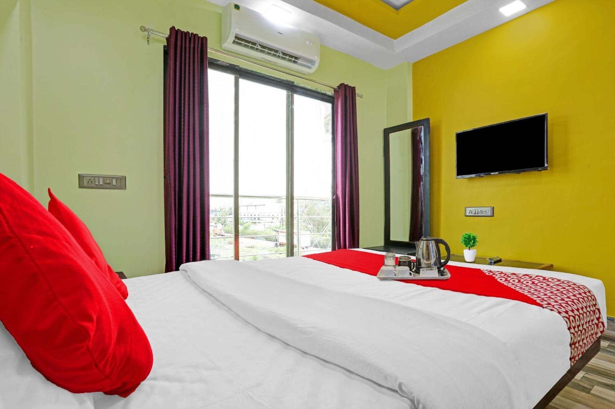 Hotel O Om Sai Residency Lodging And Boarding Taloje Budrukh Esterno foto