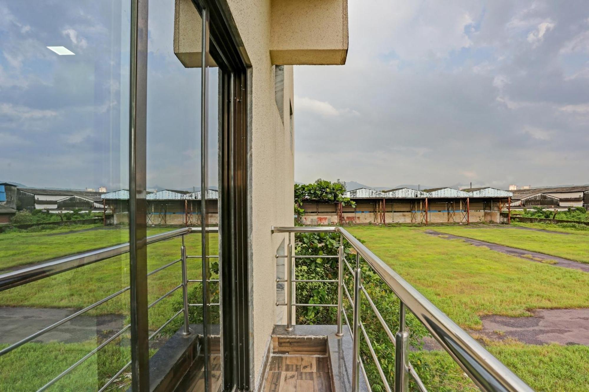 Hotel O Om Sai Residency Lodging And Boarding Taloje Budrukh Esterno foto